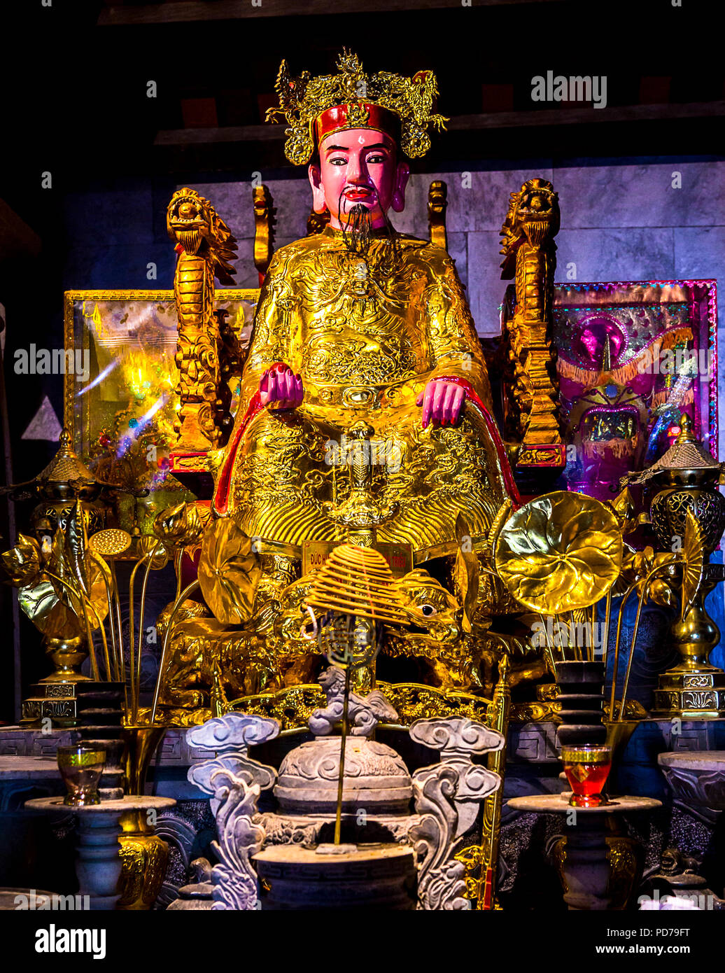 Statua al tempio buddista Foto Stock