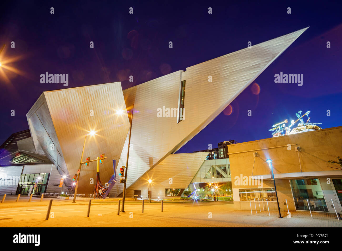 Denver, 3 maggio: vista notturna del Denver Art Museum il 3 maggio 2017 a Denver, in Colorado Foto Stock