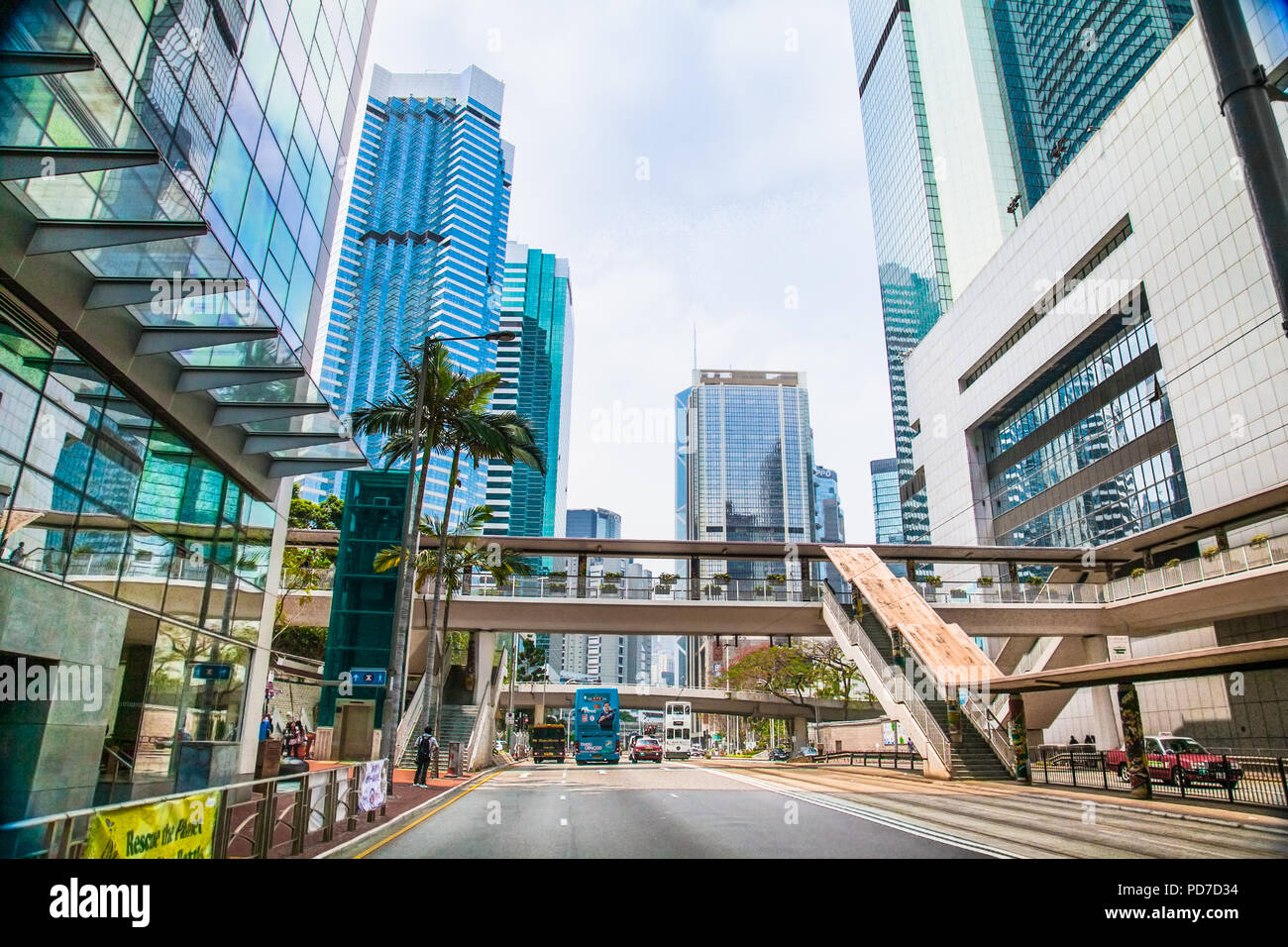 HONG KONG - il Apr 3, 2016: Street scene tipicamente asiatico con edifici alti lungo entrambi i lati e la pletora di segni al neon di Hong Kong il Apr 3, 2016 Hong Foto Stock