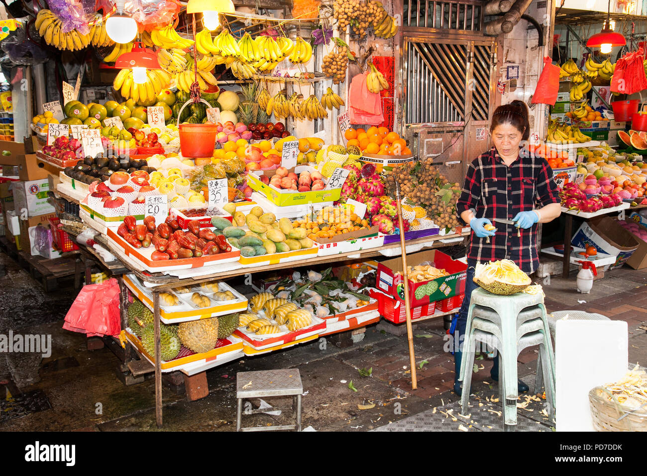 HONG KONG - 14 luglio 2017: una frutta e verdura in stallo Sai Kung una popolare località villaggio di pescatori di Hong Kong. Sai Kung Village è famosa per la sua s Foto Stock