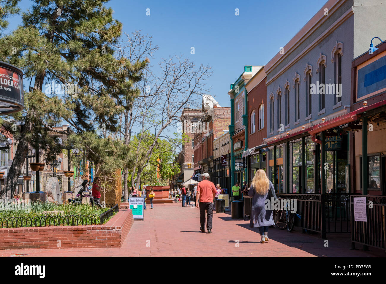 Boulder, 5 maggio: memorizza in Pearl Street il 5 maggio 2017 a Boulder, Colorado Foto Stock