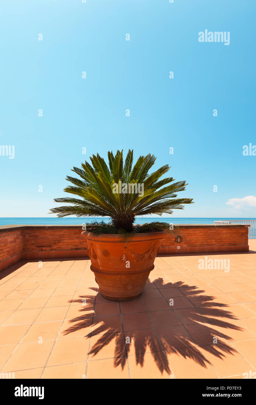 Esterno esterno con vista sul mare dalla terrazza Foto Stock Esterno esterno con vista sul mare dalla terrazza Foto Stock