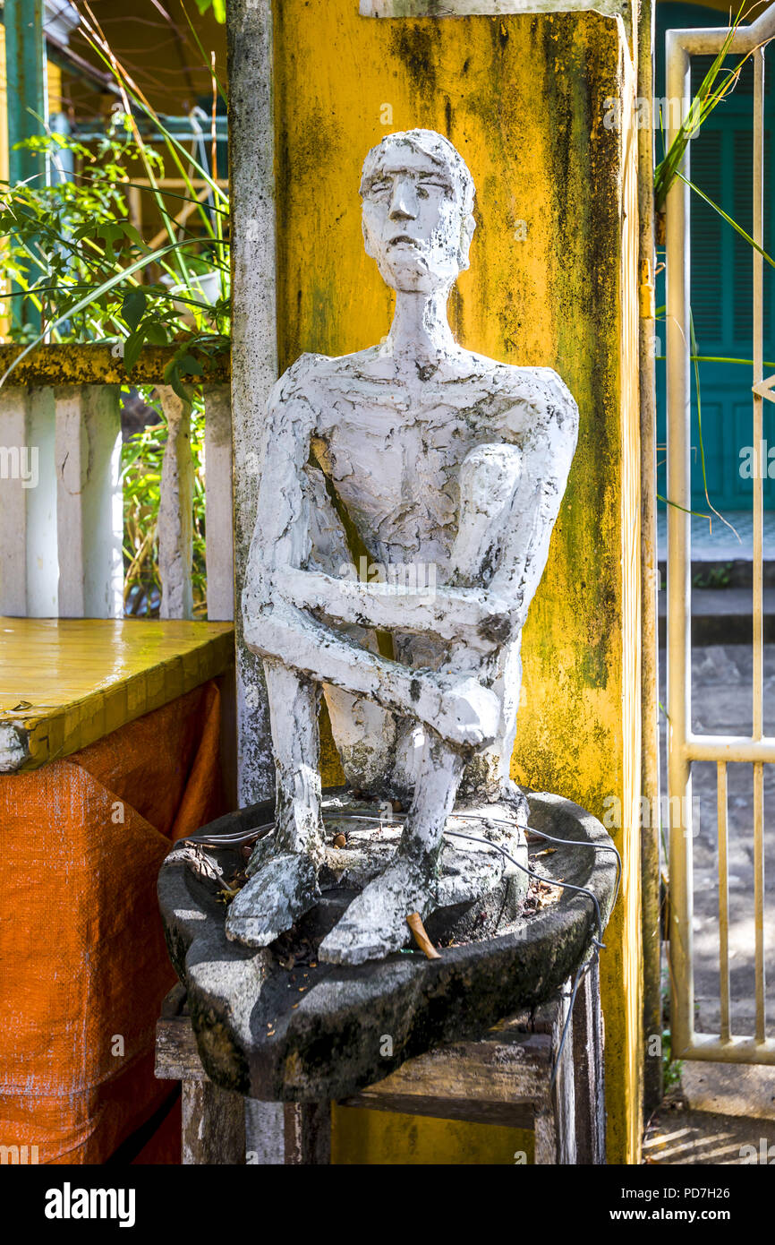 Editoriale: Agosto 16, 2017, antica città di Hoi An, Vietnam, galleria d'arte. Davanti a un negozio d'arte è una statua che è scolpito nella roccia di gesso o cemento. Guarda l Foto Stock