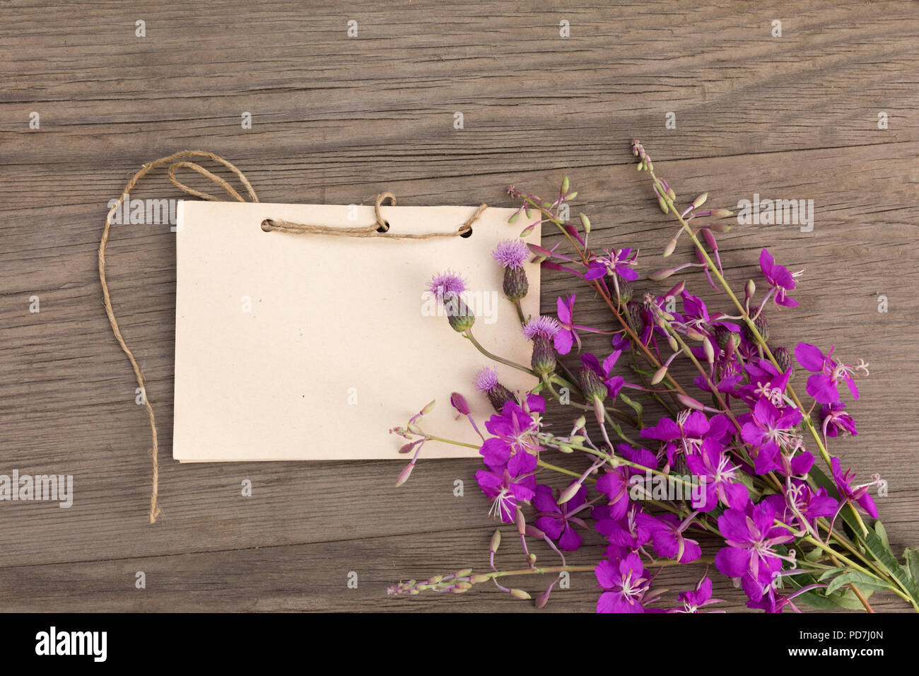 Fiori di campo con artigianali fatti a mano notebook sul vecchio grunge sfondo di legno. Vista dall'alto. In stile minimalista mockup. Foto Stock