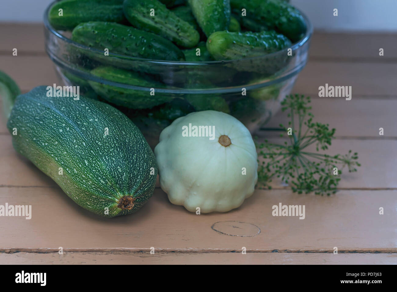 Raccolti dal letto orto di verdure fresche su uno sfondo di legno Foto Stock