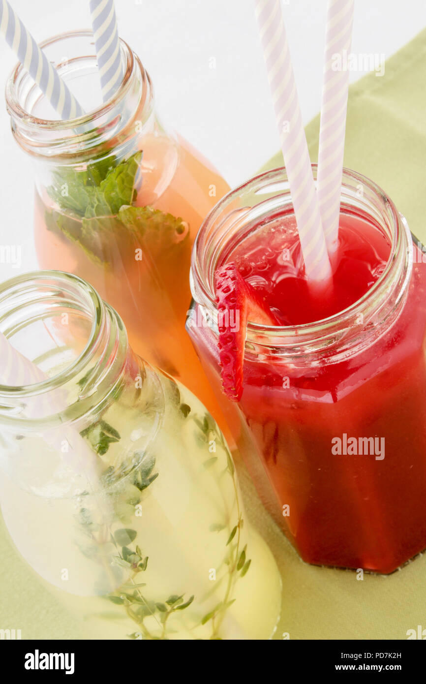 Novità soft drinks serviti in vasetti di vetro Foto Stock