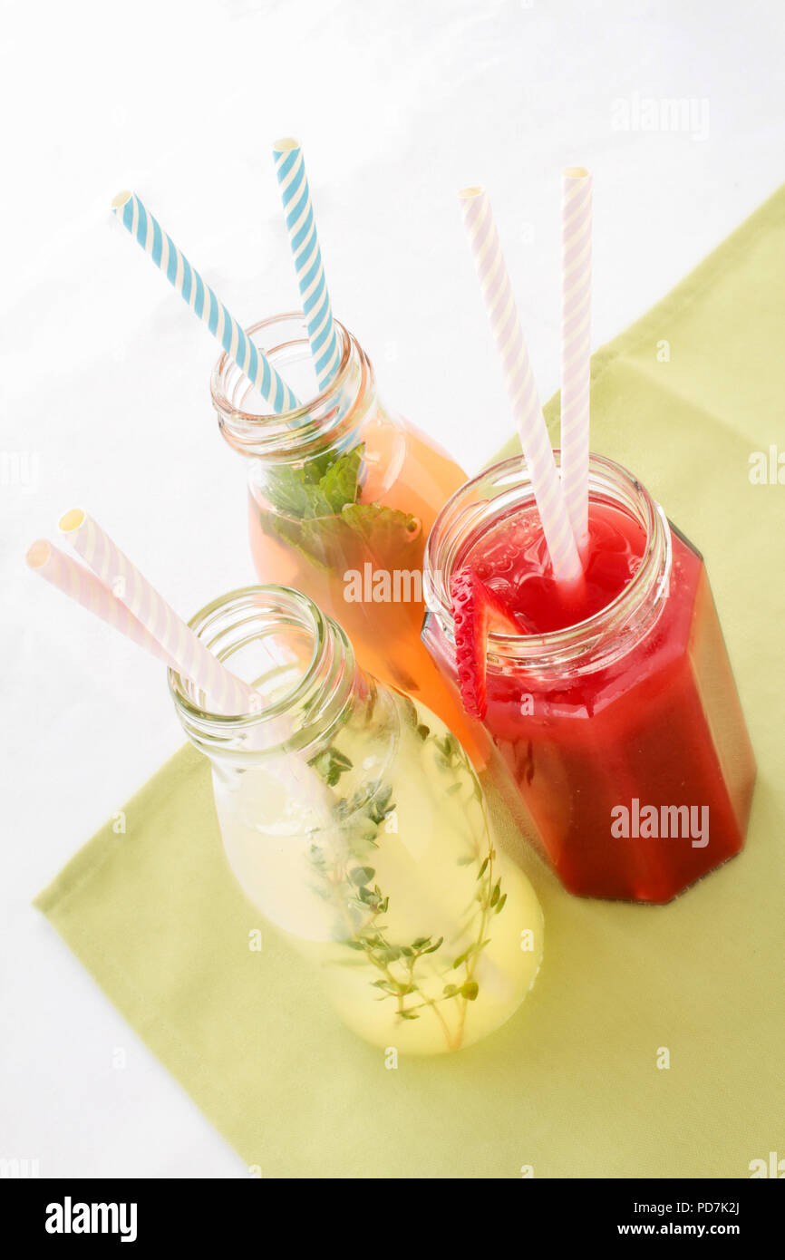 Novità soft drinks serviti in vasetti di vetro Foto Stock