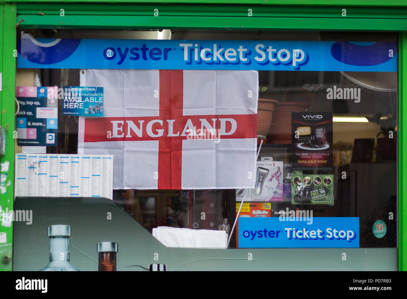 Tifosi inglesi battenti bandiera davanti alla FIFA Word Cup quarti di finale partita contro la Svezia. Dotato di: atmosfera, vista in cui: London, England, Regno Unito quando: 07 lug 2018 Credit: Wheatley/WENN Foto Stock