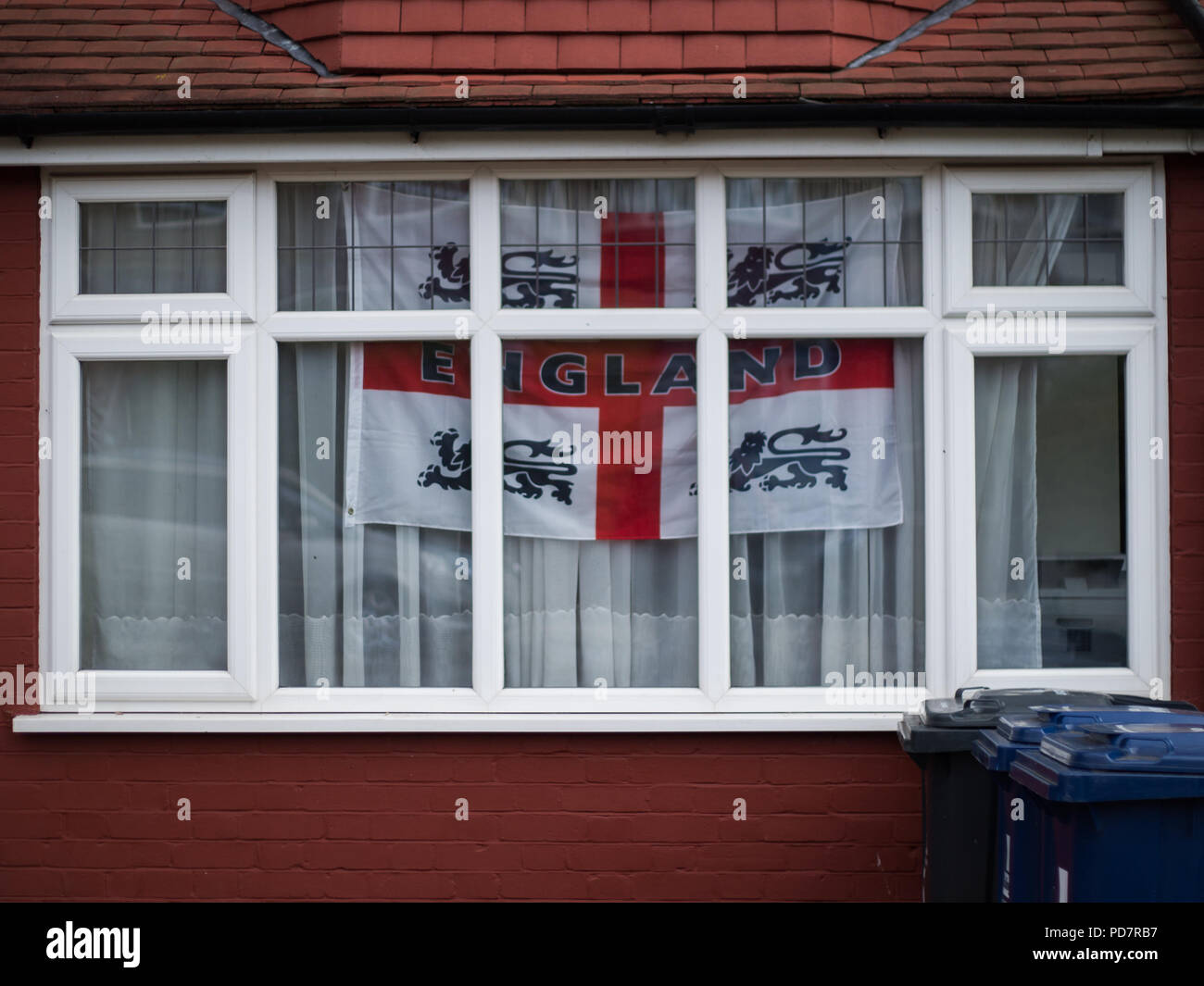 Tifosi inglesi battenti bandiera davanti alla FIFA Word Cup quarti di finale partita contro la Svezia. Dotato di: atmosfera, vista in cui: London, England, Regno Unito quando: 07 lug 2018 Credit: Wheatley/WENN Foto Stock
