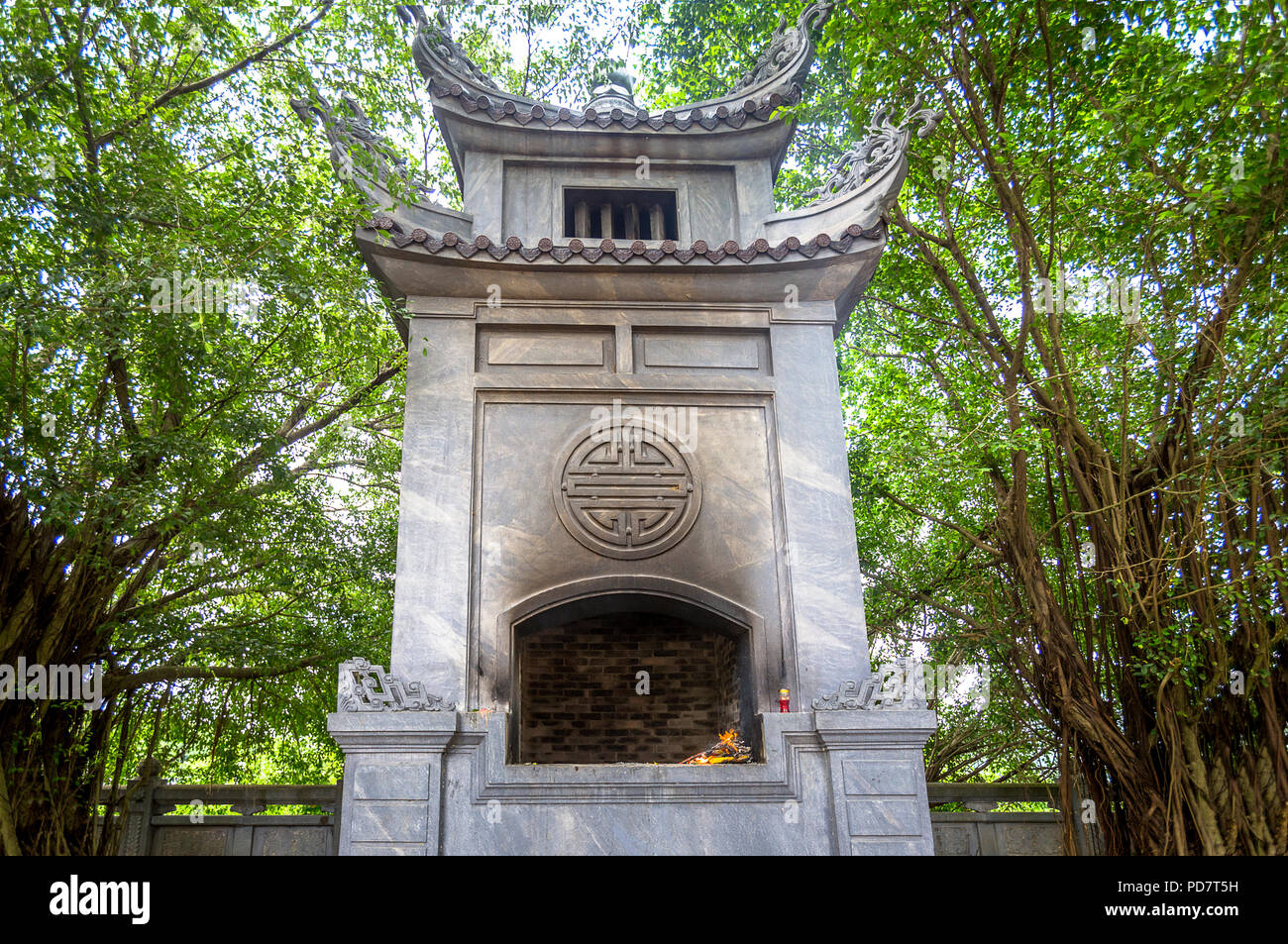 Crematorio di marmo a Cong tempio Tam in Vietnam. Toruists venuti qui insieme con adoratori buddista. Foto Stock