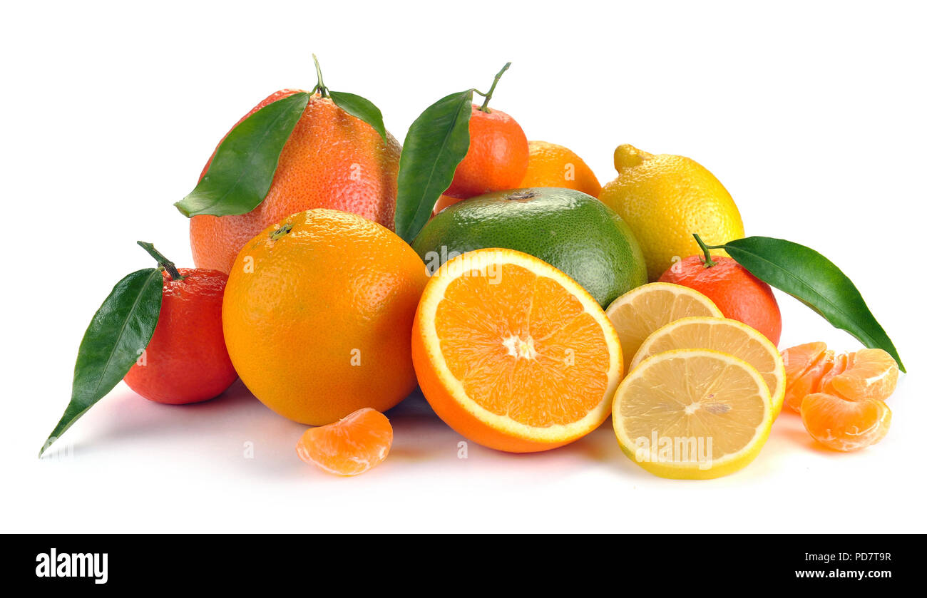 Set di agrumi con foglie su sfondo bianco Foto Stock