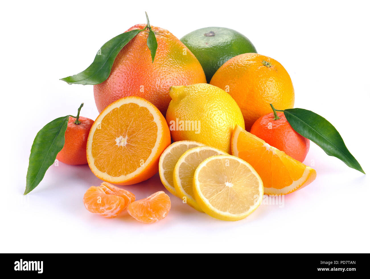 Set di agrumi con foglie su sfondo bianco Foto Stock