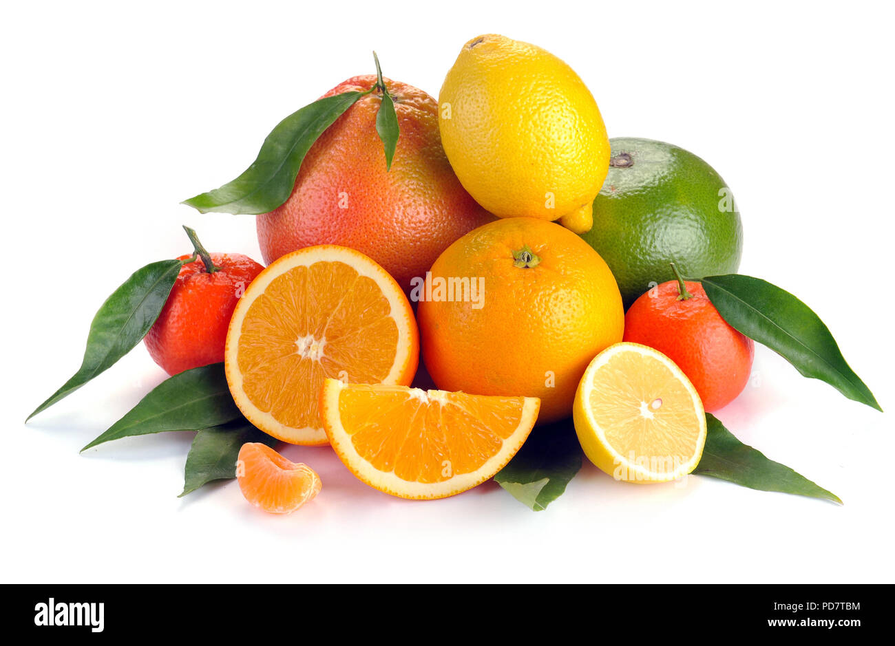 Set di agrumi con foglie su sfondo bianco Foto Stock