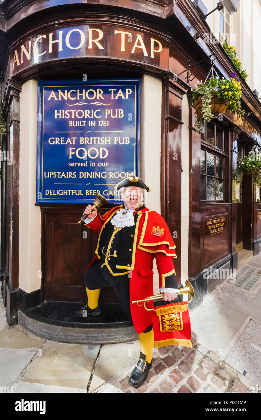 Inghilterra, Londra, Southwark, ancoraggio tocca Pub e Town Crier Foto Stock