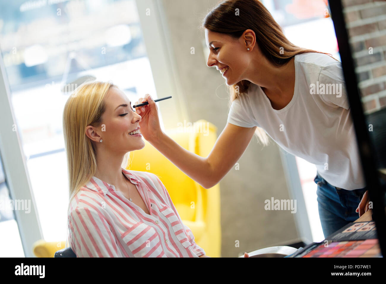 Ritratto di donna bella ottenere cure cosmetiche a bellezza salo Foto Stock