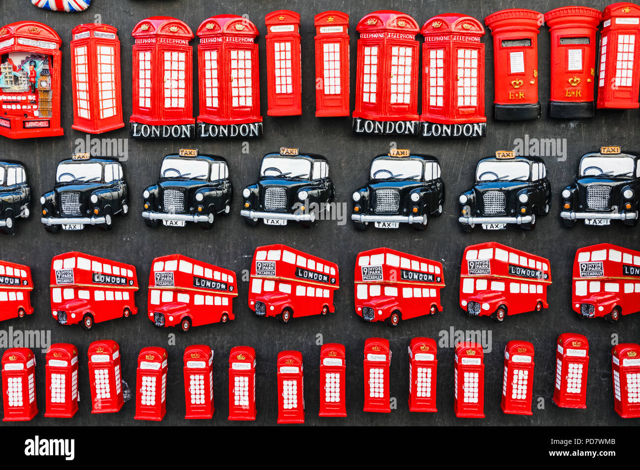 Inghilterra, Londra, Souvenir Shop Visualizzazione dei magneti per il frigo iconica raffigurante i trasporti e le cabine telefoniche Foto Stock