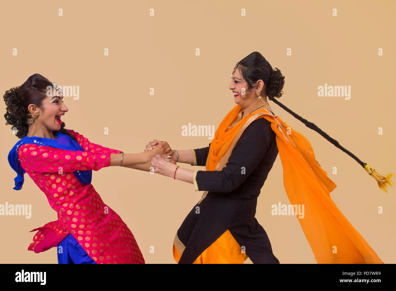 Due donne Sikh giocando Kikli gioco Foto Stock