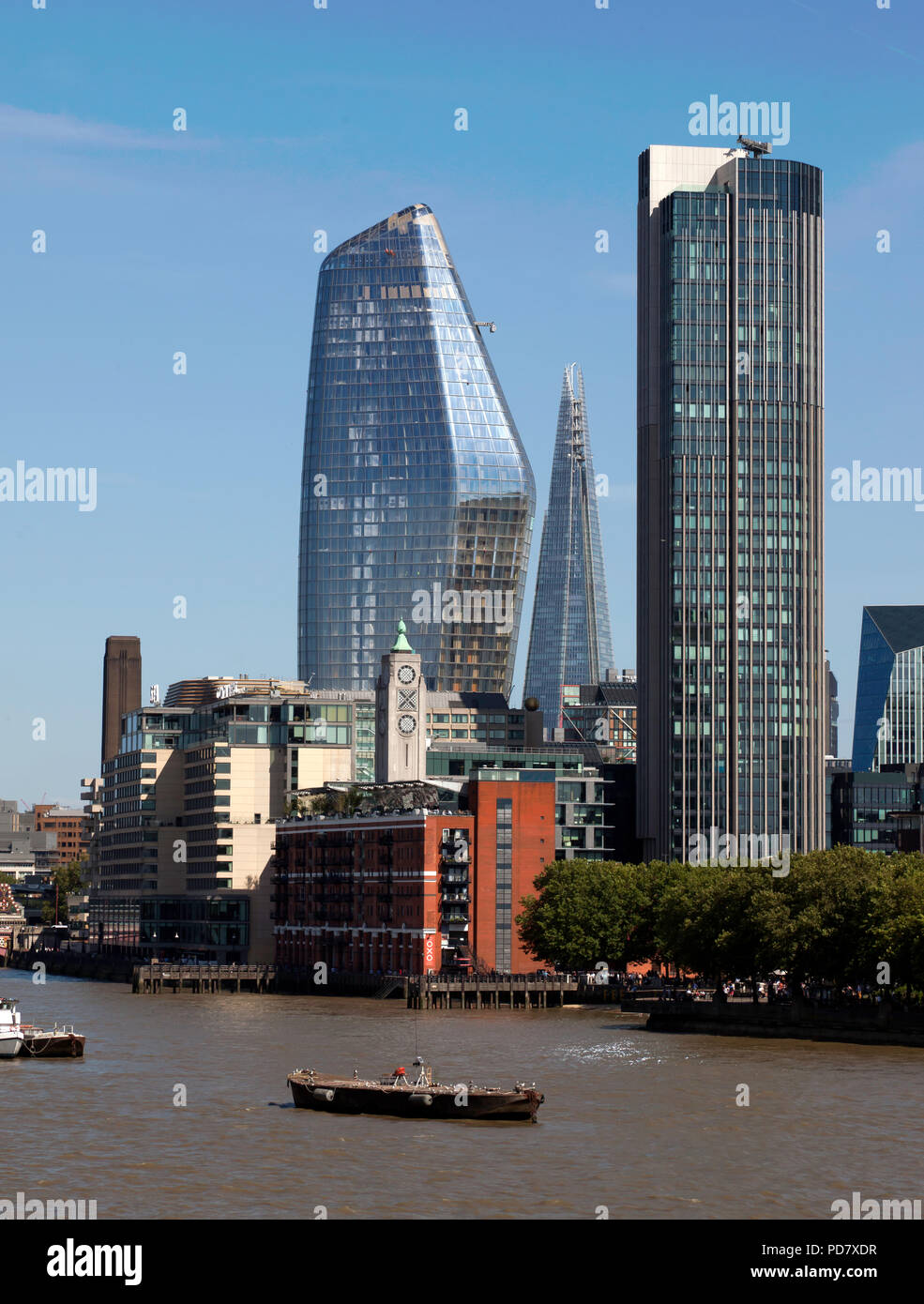 Vista la Oxo Tower, uno Blackfriars, Shard e il South Bank Tower, preso dal ponte di Waterloo, Londra Foto Stock