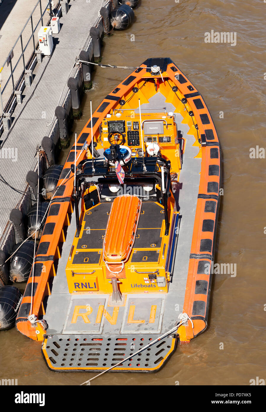 Vista di Hurley Burly, una MkII E-Class imbarcazione attraccata al RNLI scialuppa di salvataggio stazione, sul Victoria Embankment, Londra Foto Stock