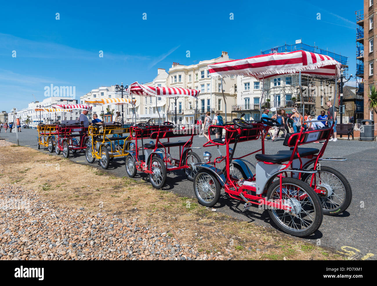 4 pedale ruota bici da impennata del Buon Divertimento schierate in attesa di essere ingaggiato in estate sul lungomare a Worthing West Sussex, in Inghilterra, Regno Unito. Foto Stock