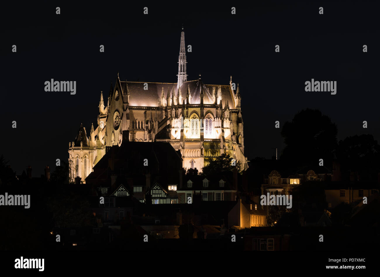Cattedrale di Arundel illuminata di notte. Si tratta di una Cattedrale cattolica romana con lo stile architettonico del revival gotico. In Arundel, West Sussex, in Inghilterra, Regno Unito Foto Stock