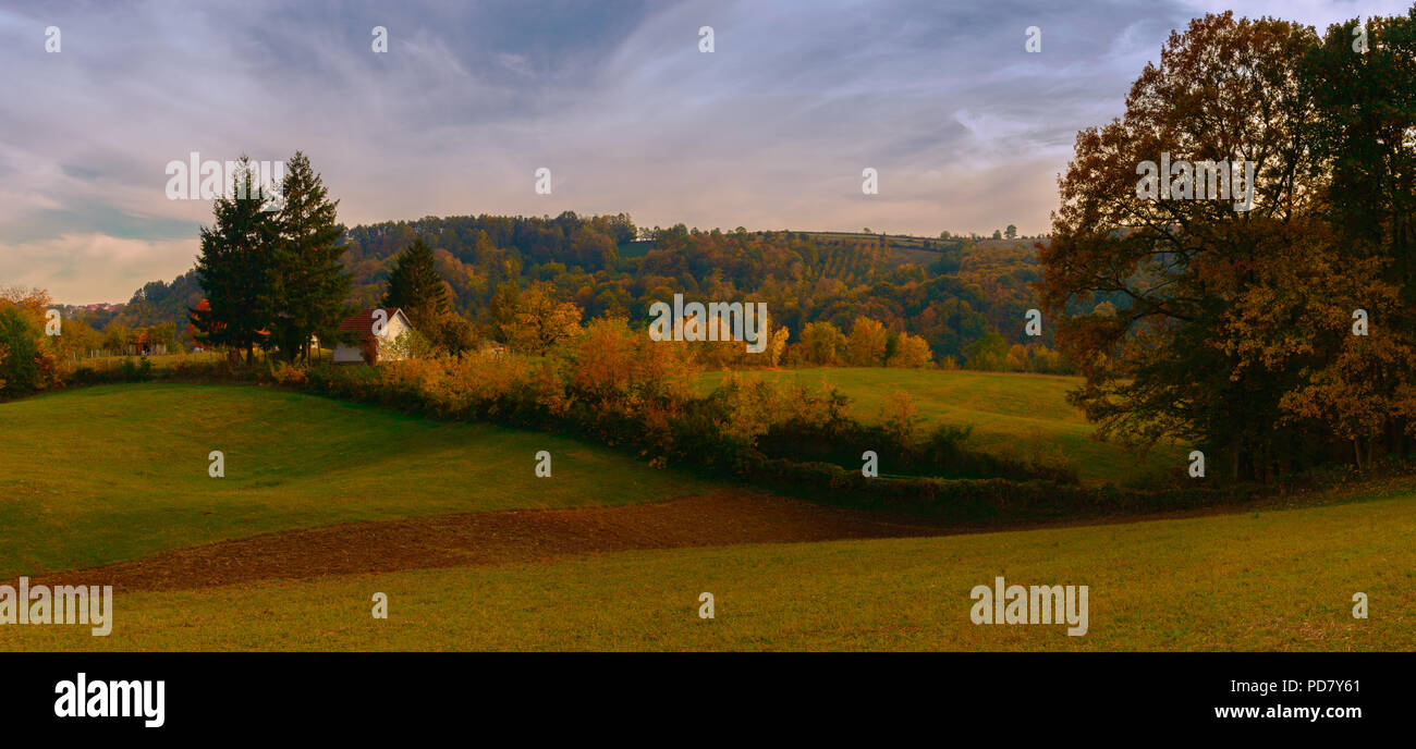 Ampio panorama del western Serbia village. Cottage circondati da foreste di querce e pini. L'autunno. Foto Stock