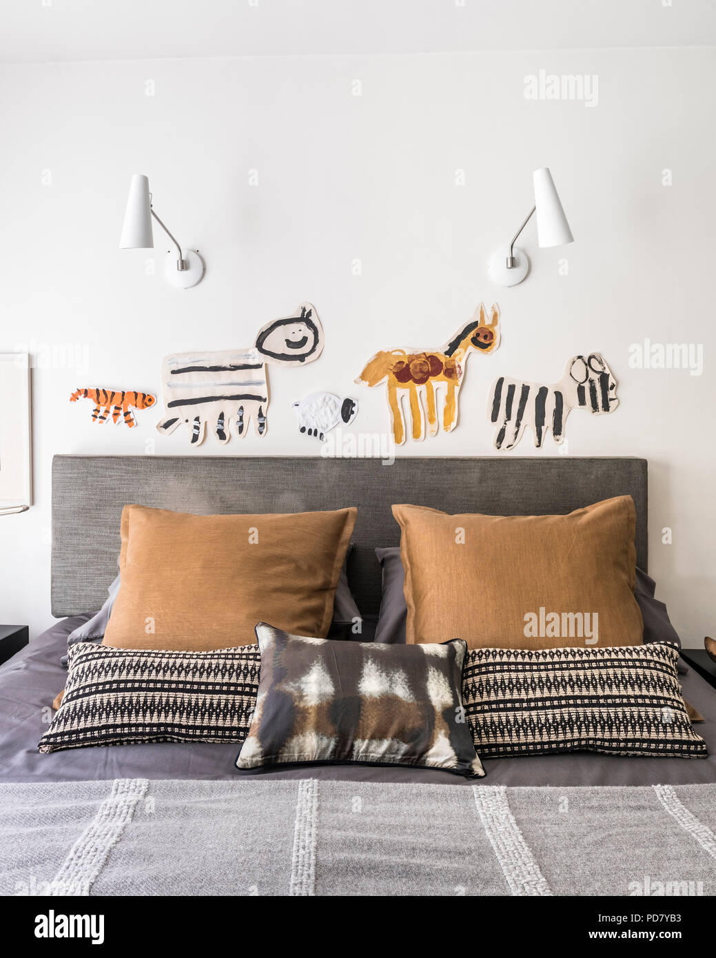 Testiera personalizzata ricoperto in pianura Tanika biancheria da Osborne e poco sul letto con coperture da tessuti Evitavonni. La similpelle comodini ar Foto Stock