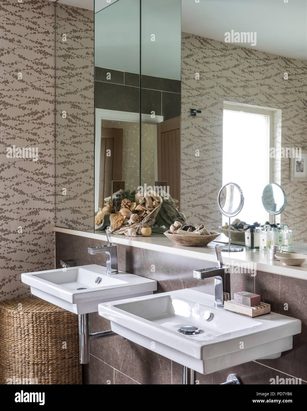 Bastoni sfondo da Knowles e Christou in bagno con coppia di duravit lavabi e rubinetti da Citterio da Hans Grohe Foto Stock