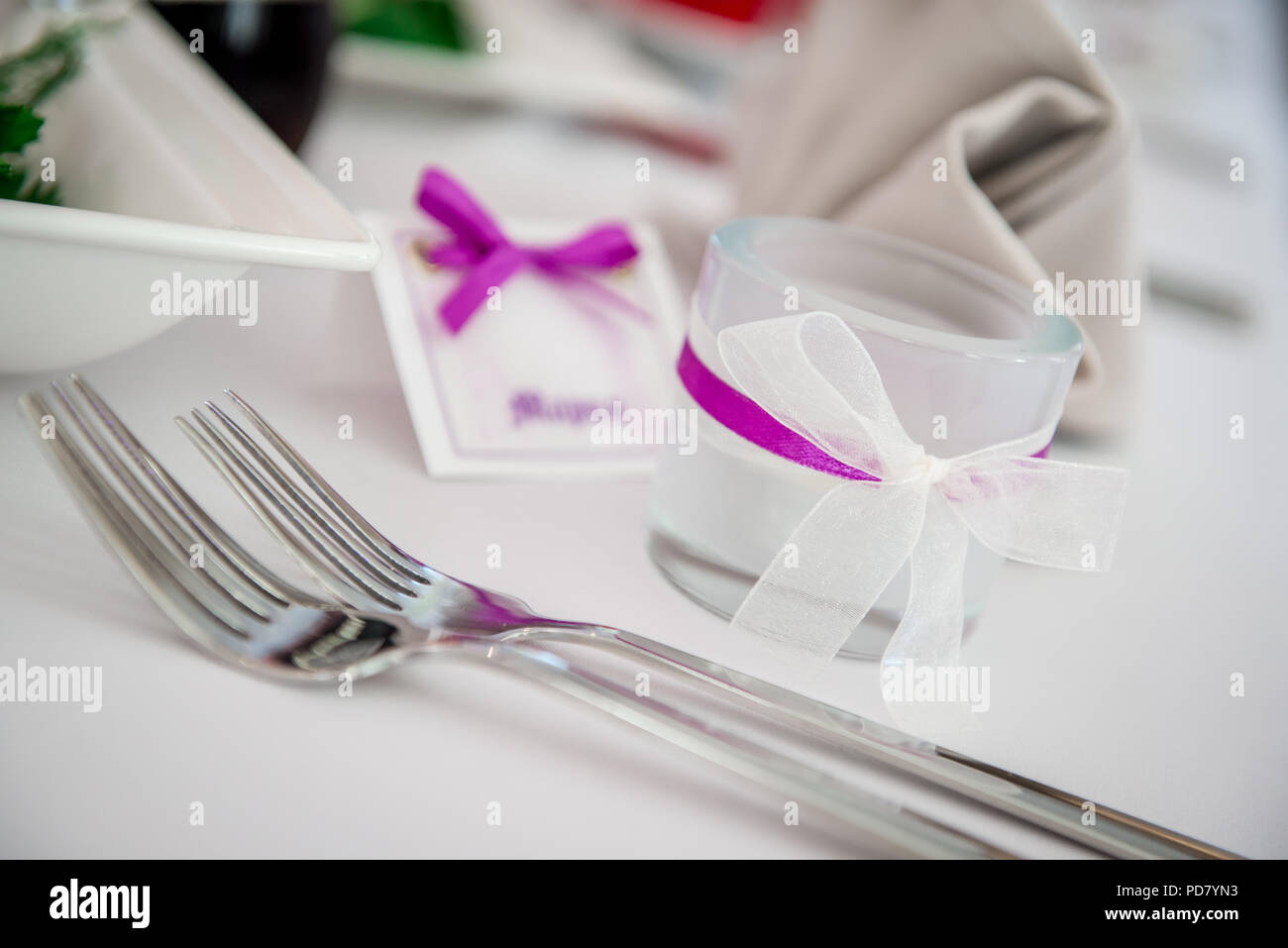 Matrimonio della decorazione della tavola. Close-up forche e vetro di candela Foto Stock