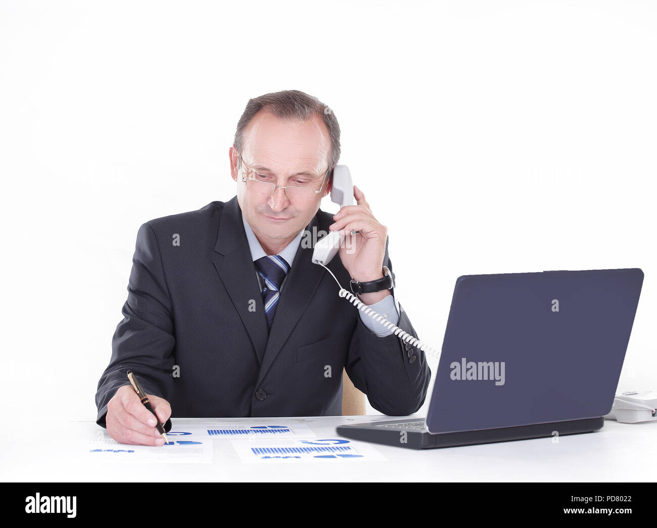 Close up.imprenditore parlando al telefono e si verifica la relazione finanziaria.foto con spazio di copia Foto Stock