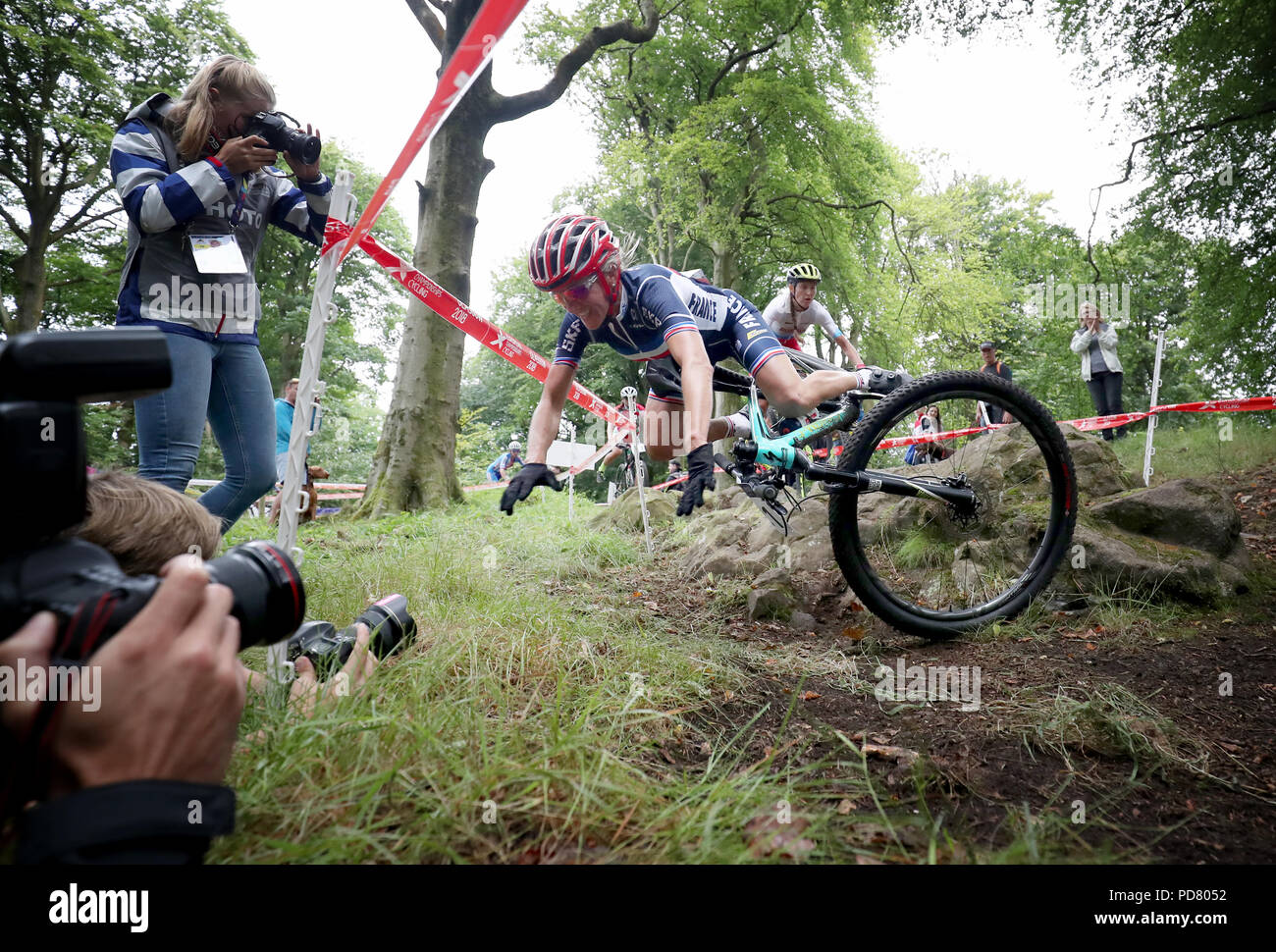 In Francia la Sabrina Enaux si blocca sul primo giro di Womens Cross Country durante il giorno sei del 2018 Campionati Europei a Cathkin Braes Mountain Bike. Foto Stock