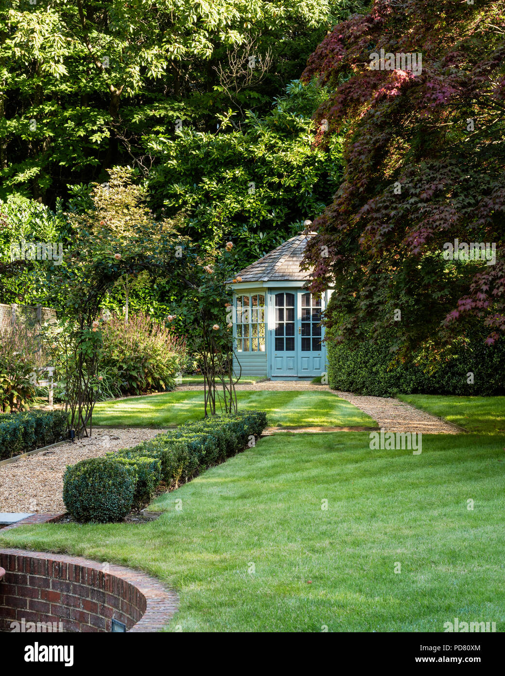 Paese ordinato giardino con siepe di bosso e Summer house Foto Stock