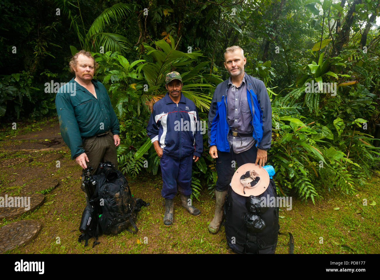 All'esterno due fotografi e snake guida (centro) in Omar Torrijos National Park, Cocle Affitto provincia, Repubblica di Panama. Foto Stock