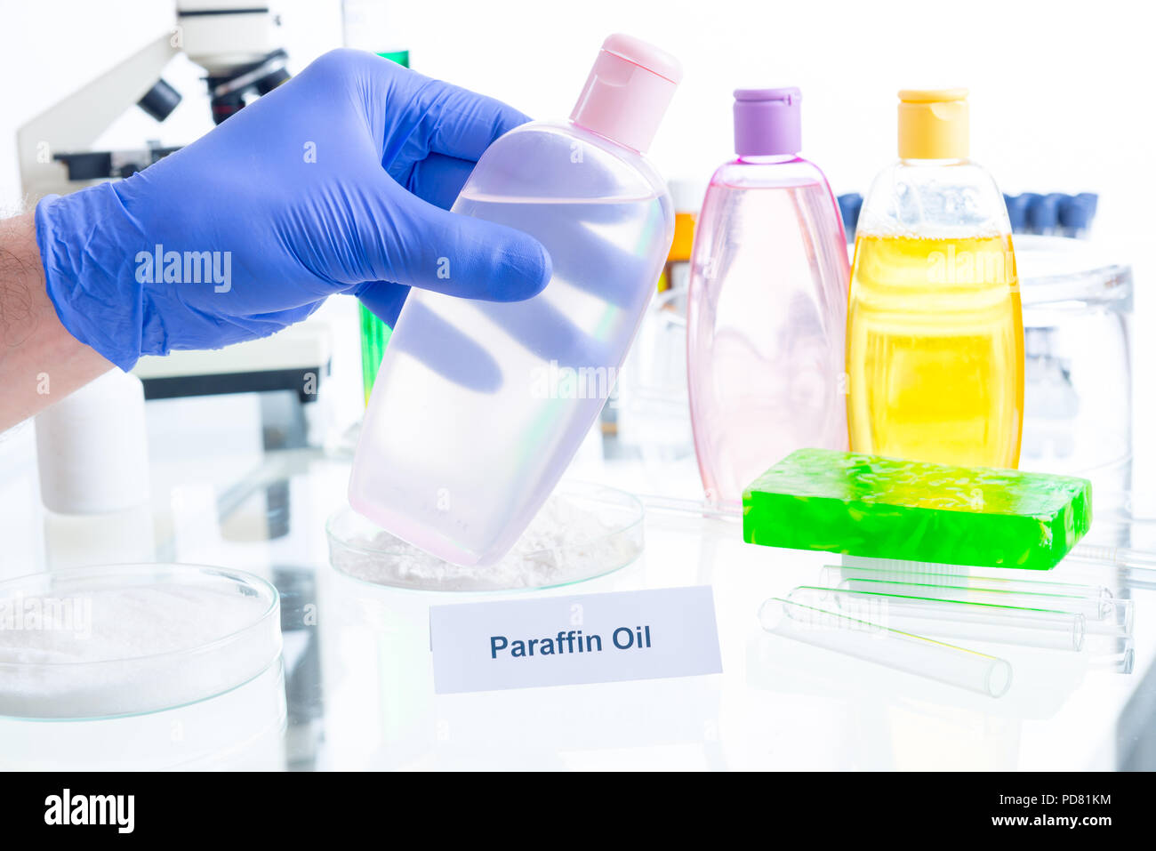 Olio di paraffina. Additivi nocivi nei prodotti cosmetici. Laboratorio con sostanze chimiche. Foto Stock