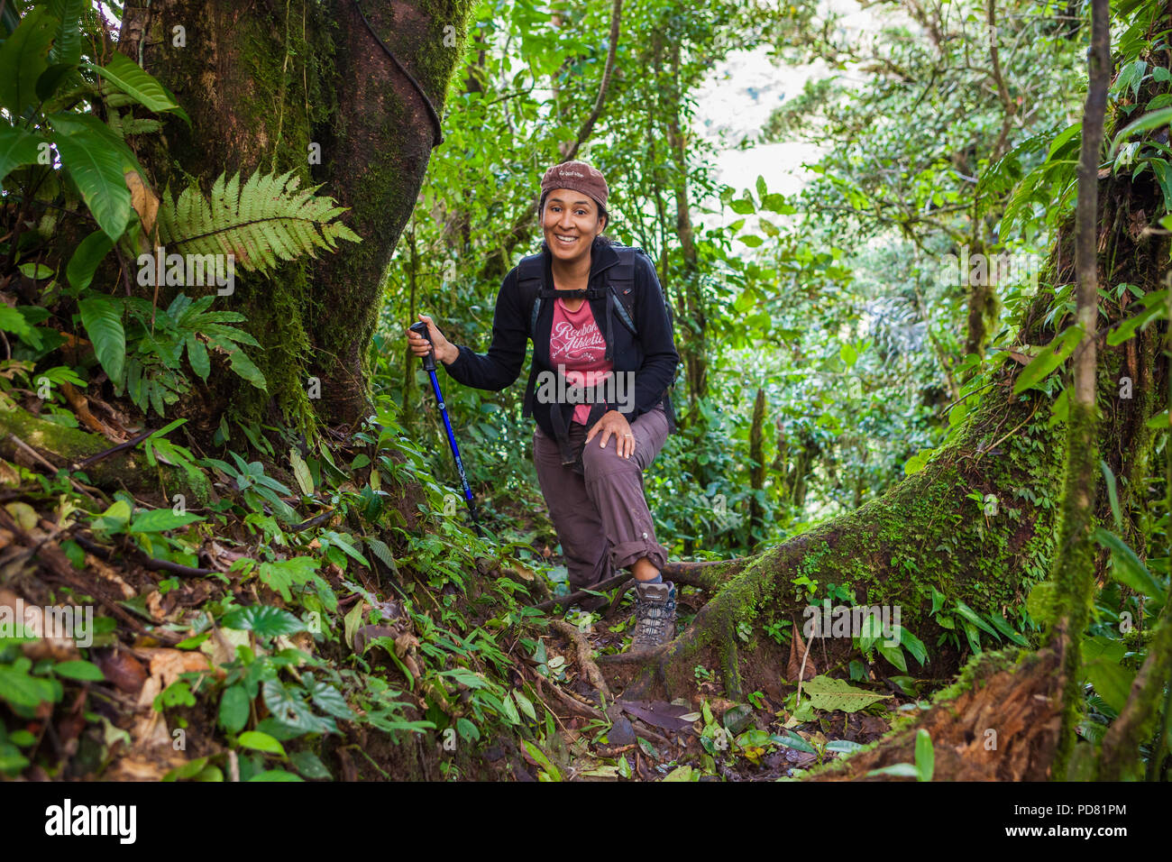 Donna panamense escursioni nella foresta pluviale di Altos de Campana national park, Repubblica di Panama. Foto Stock