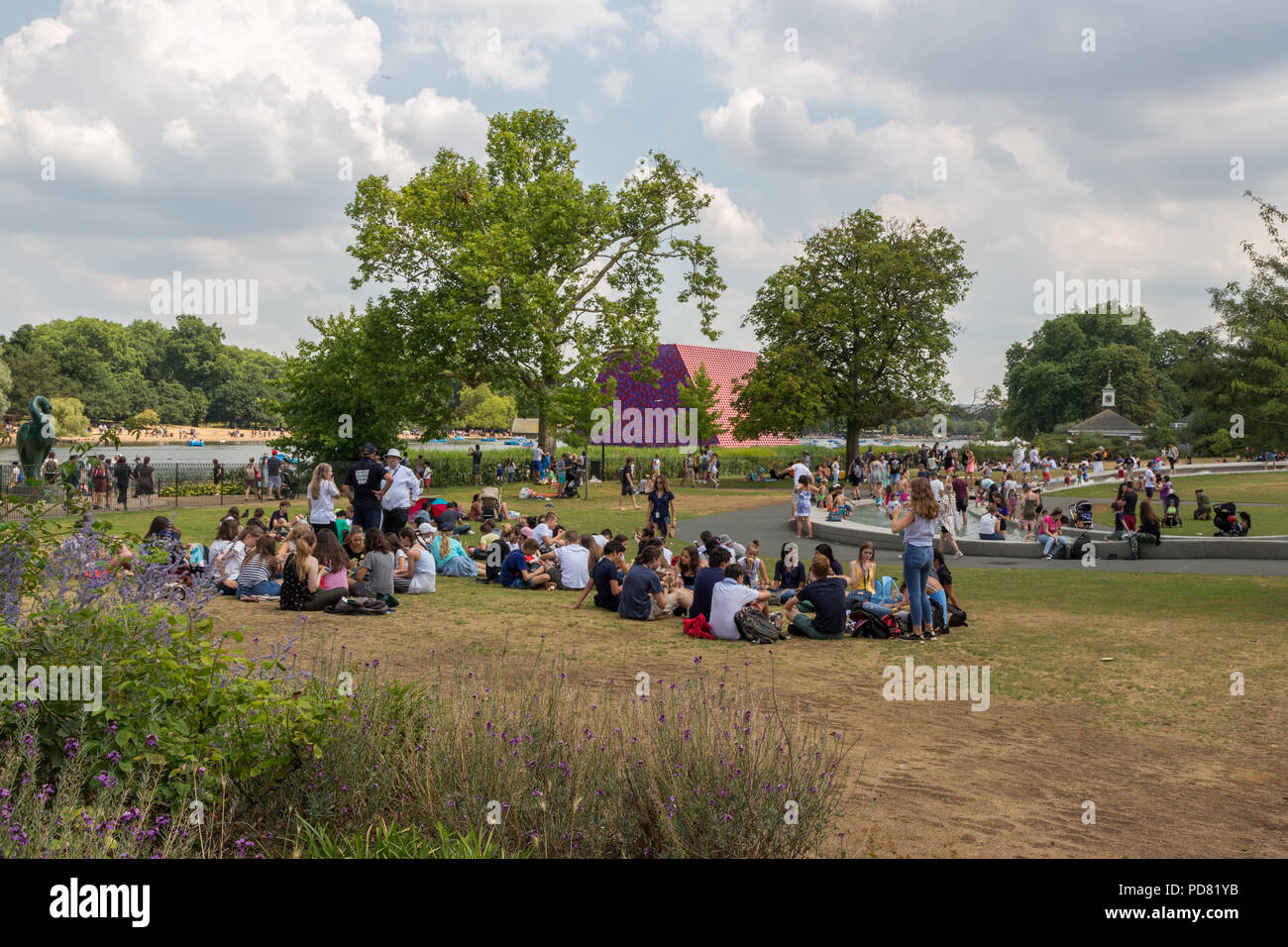La folla in Hyde Park di Londra con Mastaba creato da Christo in background. London, England, Regno Unito, Europa Foto Stock