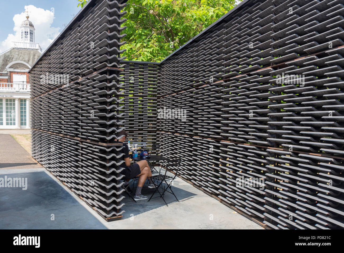 Galleria della Serpentina estivo annuale pavilion progettato dal messicano Frida Escobedo. 2018 Londra Inghilterra, Regno Unito, Europa Foto Stock