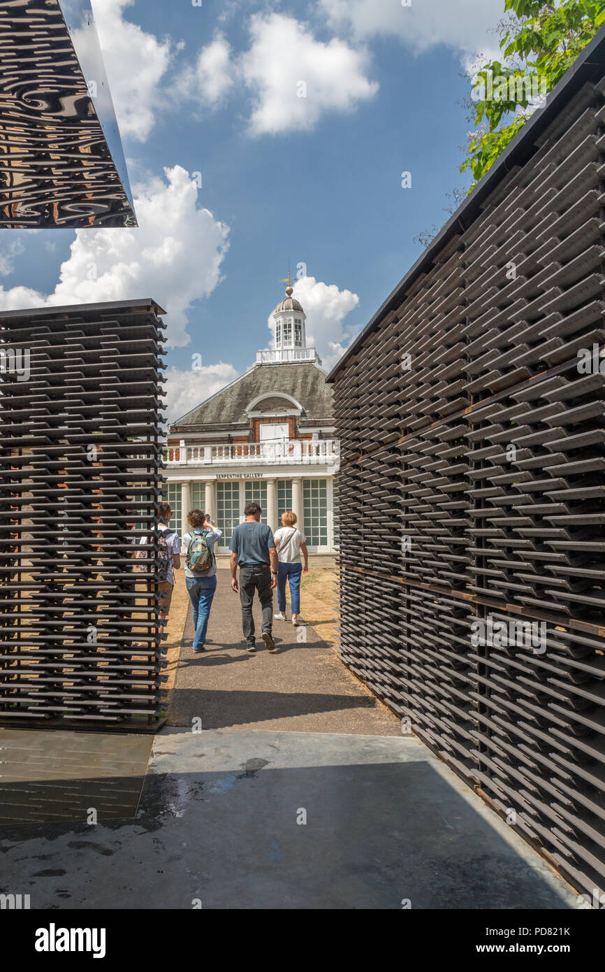 Galleria della Serpentina estivo annuale pavilion progettato dal messicano Frida Escobedo. 2018 Londra Inghilterra, Regno Unito, Europa Foto Stock