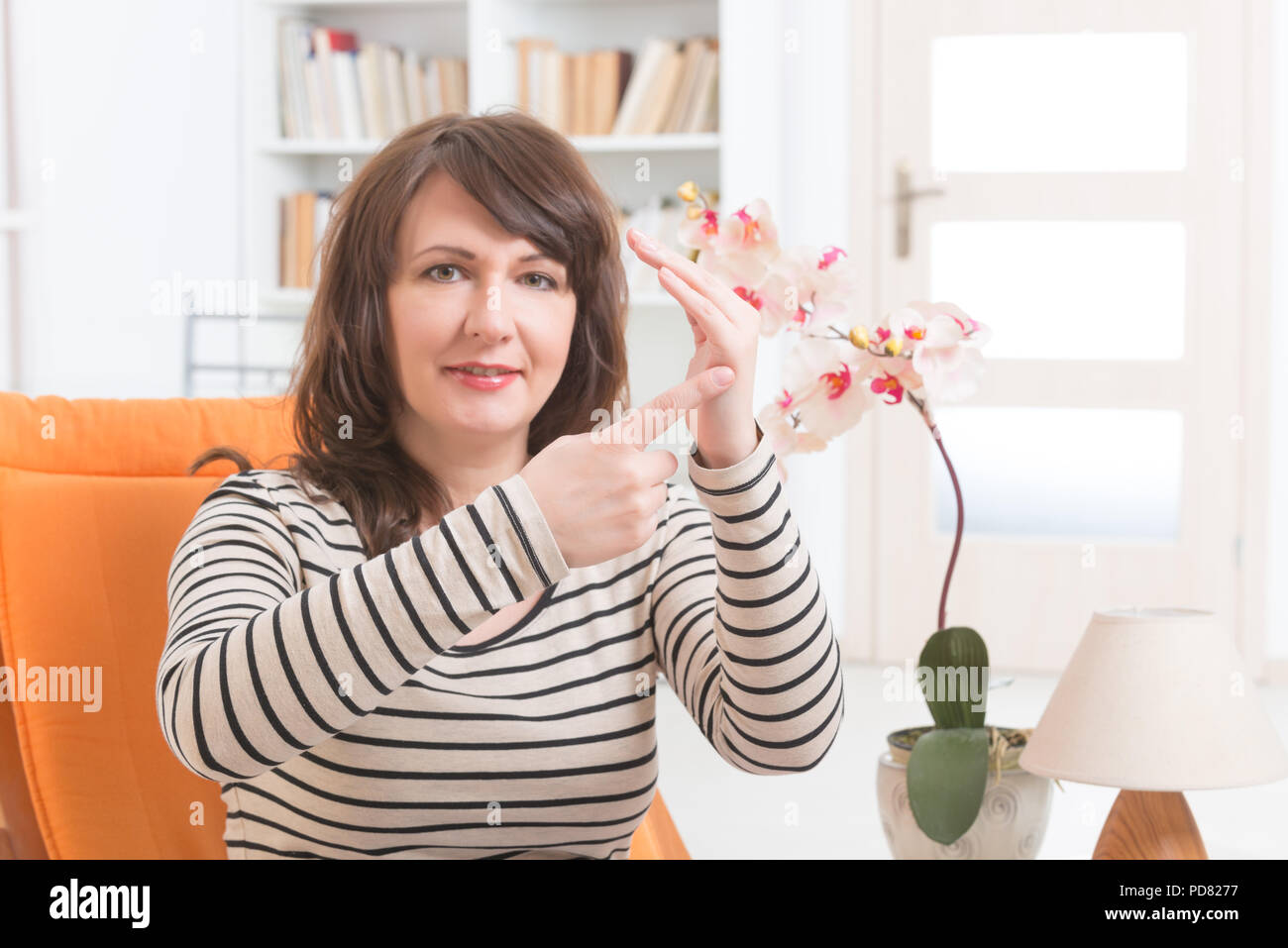 Donna facendo EFT sul karate chop point. Libertà emotiva tecniche, maschiatura, una forma di intervento di consulenza che attinge a varie teorie di un Foto Stock