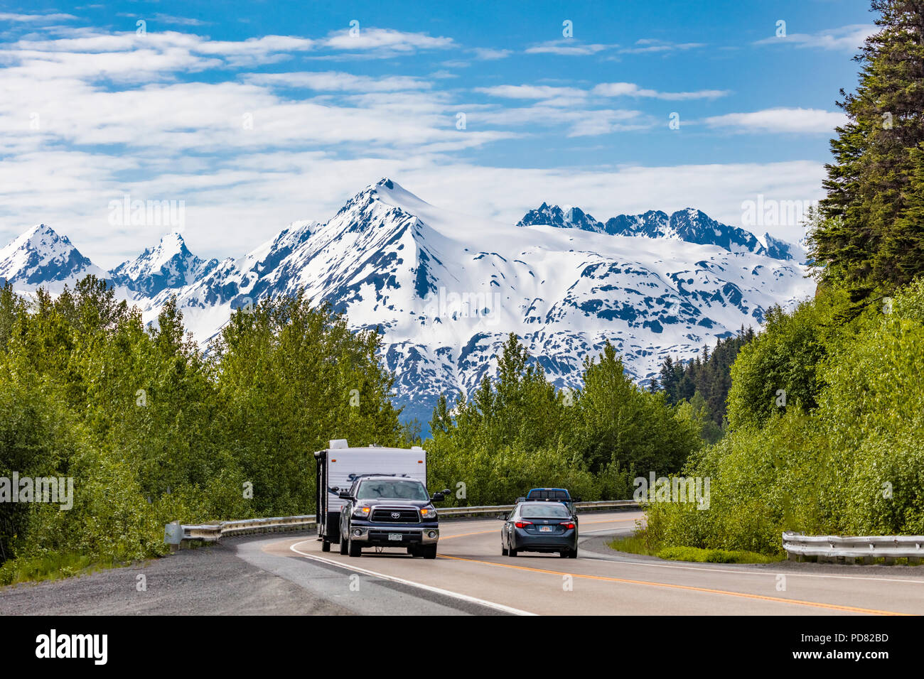 Veicoli sulla Seward Highway tra ancoraggio e Seward sulla Penisola di Kenai in Alaska Foto Stock