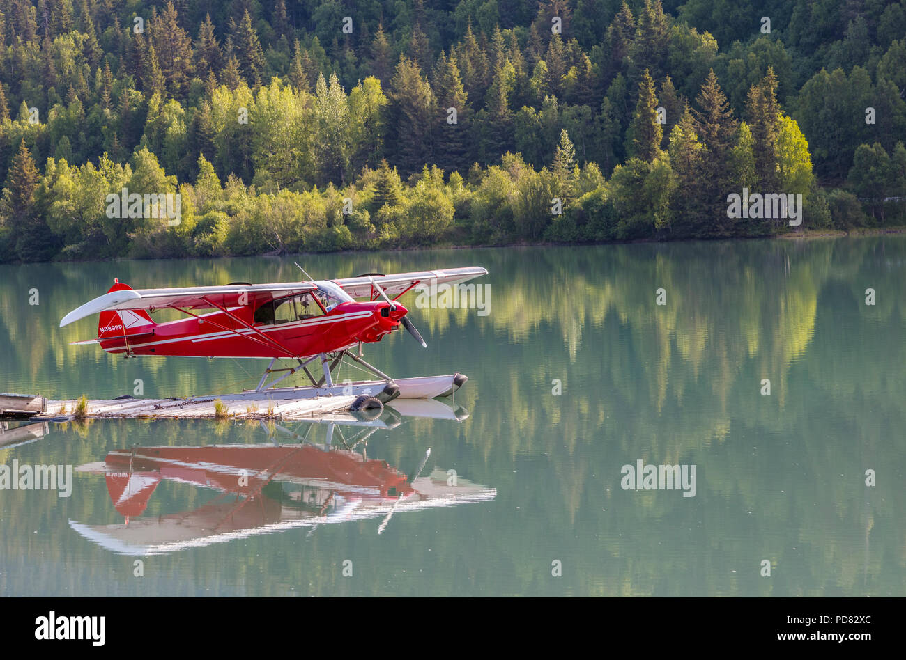 Galleggiante rosso o mare piano riflettente nel sentiero alto lago sulla Penisola di Kenai in Moose Pass Alaska Foto Stock