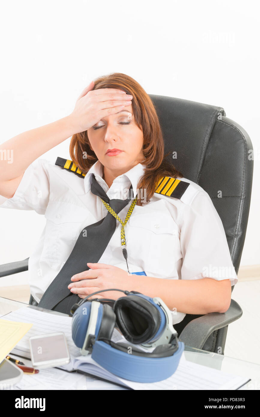 Oberati Di Lavoro Stanca Pilota Donna Indossa Uniformi Con Epaulettes Sonno O Il Riposo Nella Briefing Room Foto Stock Alamy