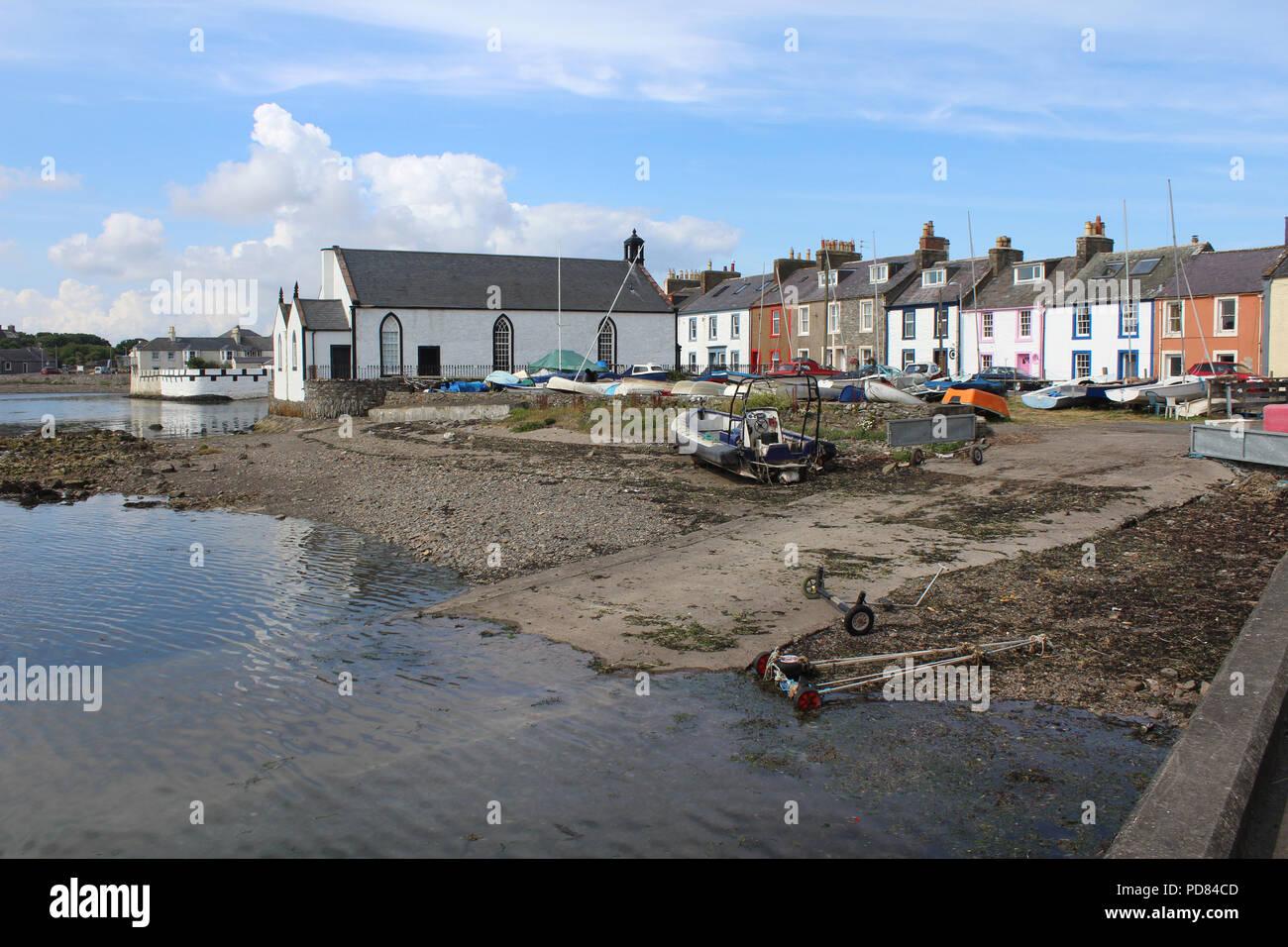 Vista del pittoresco porto e degli edifici circostanti all'Isola di Whithorn in Dumfires e Galloway in Scozia. Uno dei la maggior parte delle porte verso sud Foto Stock