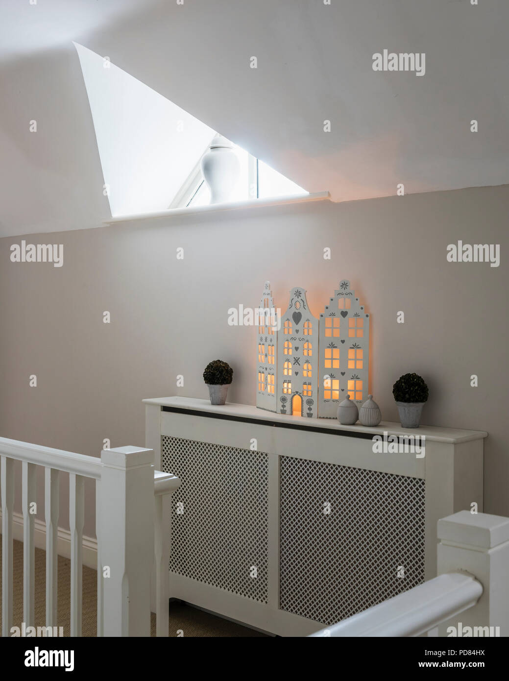 Scandi decorativo tocchi di stile di sbarco al piano di sopra. Le pareti dipinte di scrematura pietra emulsione immobiliare da Farrow & Ball. Foto Stock