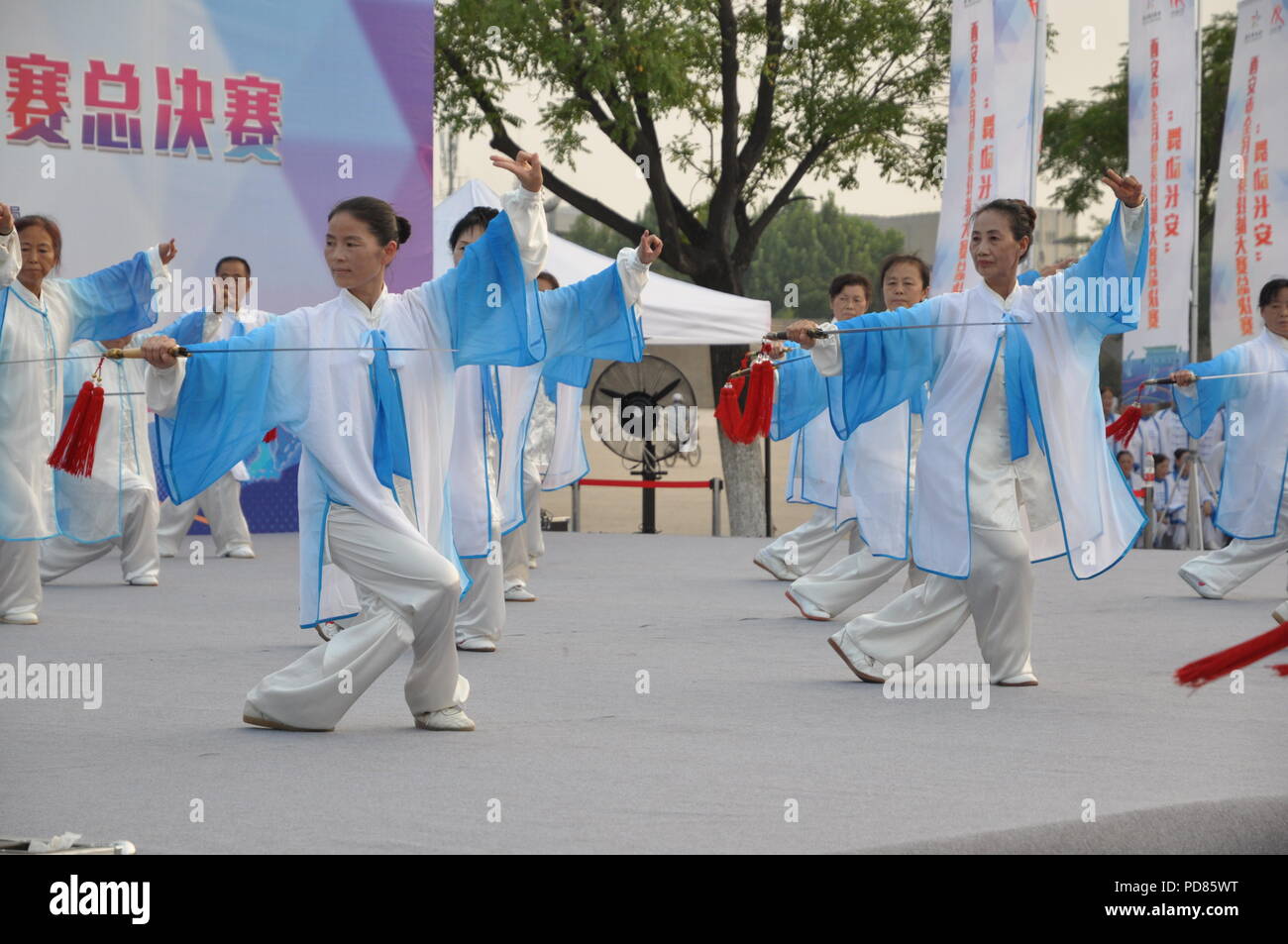 Xi'an, Cina. 7 agosto 2018 - la gente pratica Tai Chi a Danfeng Piazza di Porta a Xi'an, Cina nord-occidentale della provincia di Shaanxi. Credito: SIPA Asia/ZUMA filo/Alamy Live News Foto Stock