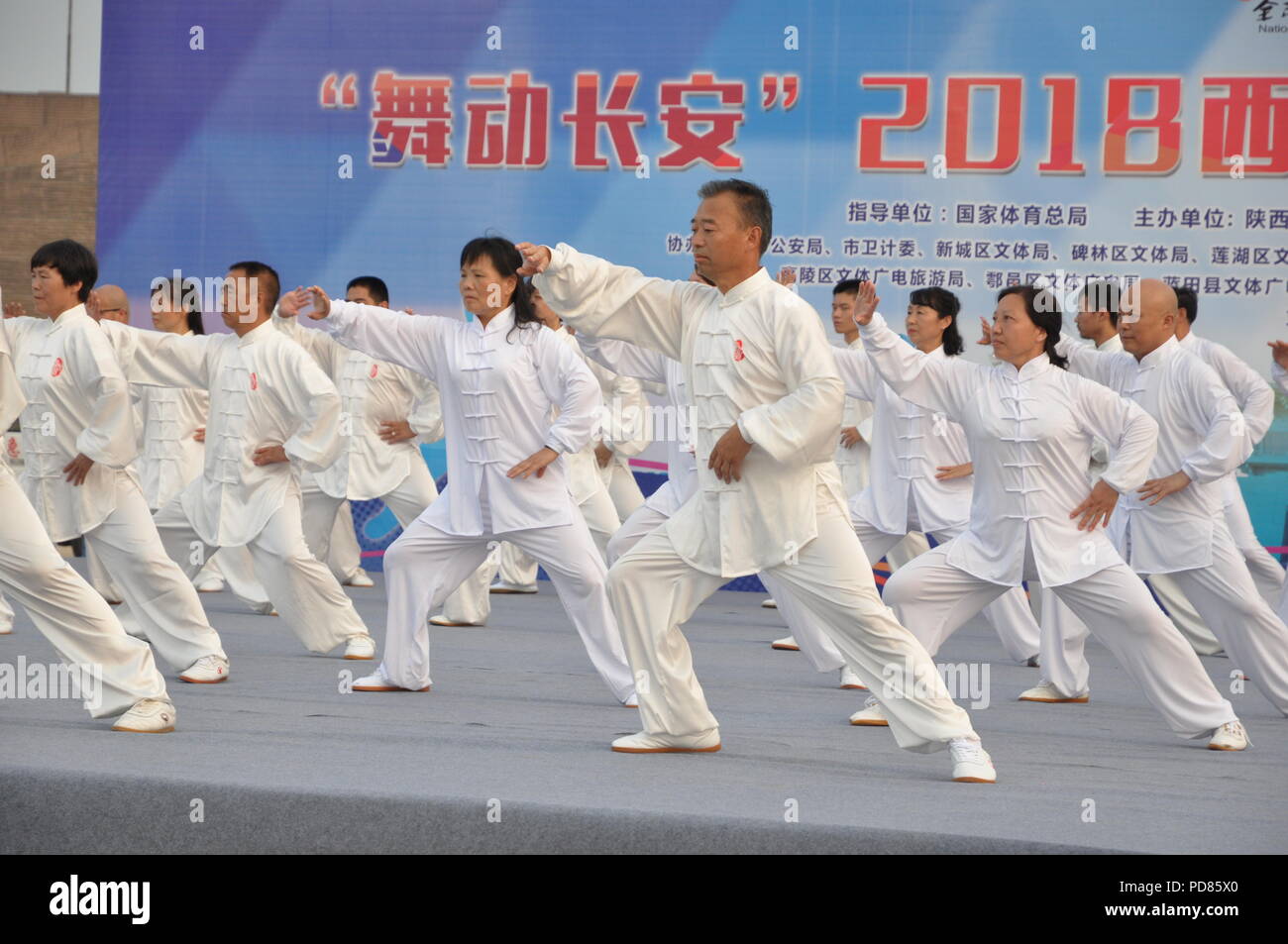 Xi'an, Cina. 7 agosto 2018 - la gente pratica Tai Chi a Danfeng Piazza di Porta a Xi'an, Cina nord-occidentale della provincia di Shaanxi. Credito: SIPA Asia/ZUMA filo/Alamy Live News Foto Stock