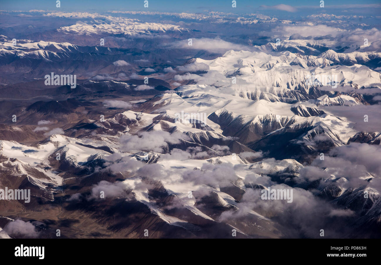 (180807) -- URUMQI, 7 Agosto, 2018 (Xinhua) -- foto aerea adottate il 15 Maggio 2018 mostra la vista della coperta di neve monti Kunlun, a nord-ovest della Cina di Xinjiang Uygur Regione autonoma. Cina occidentale del Xinjiang Uygur regione autonoma ha accolto favorevolmente un record di 107 milioni di turisti nel 2017, fino 32,4 per cento anno su anno. In aggiunta, i turisti spesi oltre 182 miliardi di yuan (28,4 miliardi di dollari) nello Xinjiang lo scorso anno, il 30 percento in più rispetto al 2016. (Xinhua/Jiang Wenyao) Foto Stock