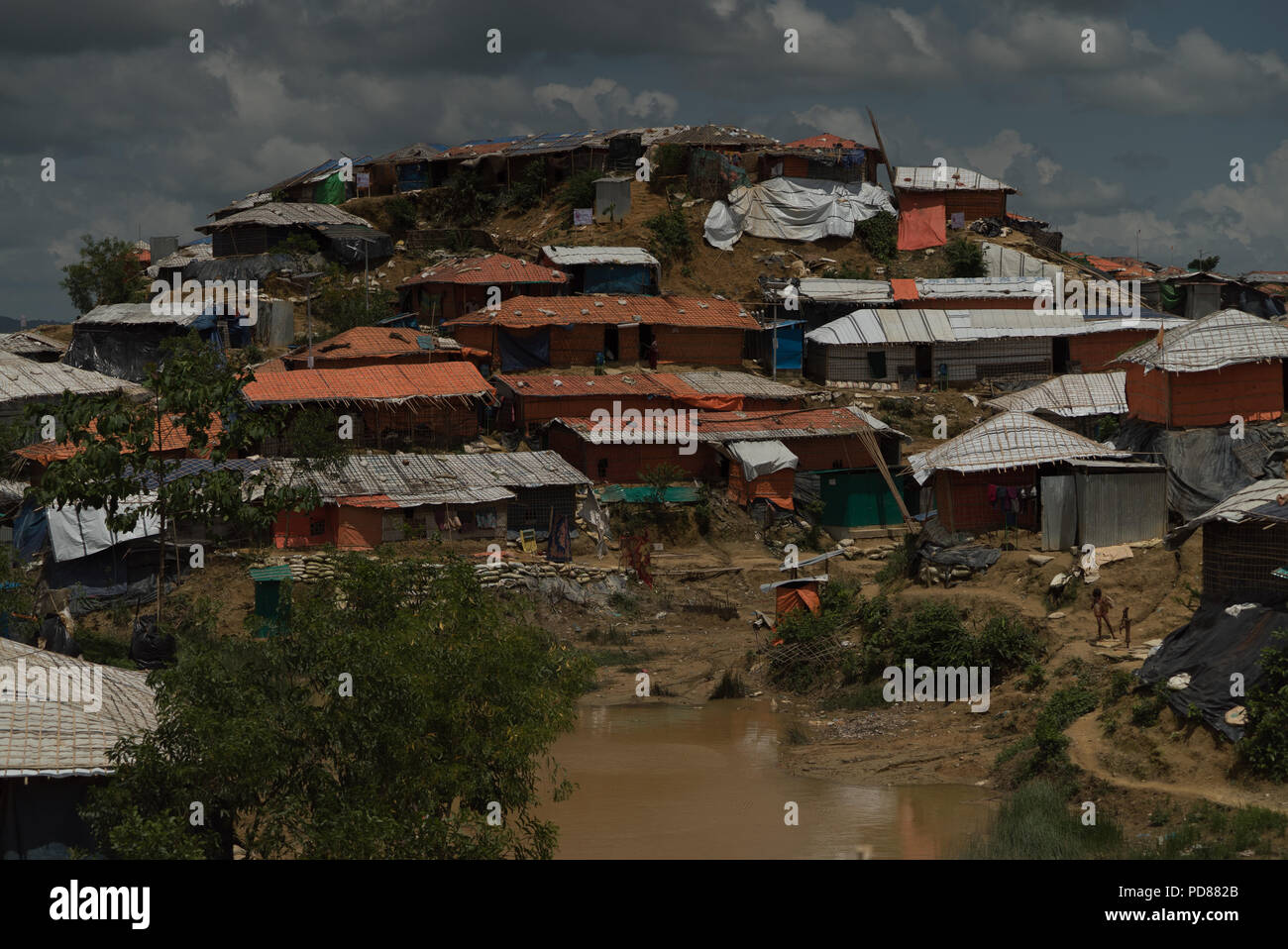 Dal mese di agosto dello scorso anno, più di 700.000 Rohingya sono fuggiti oltre il confine di Stato di Rakhine in Myanmar, dopo l'esercito birmano effettuata una brutale repressione contro la minoranza musulmana. Una stima di 626,000 Rohingya - dallo scorso anno passato e spostamenti - vivono ora in Kutapalong-Balukhali camp, rendendo il più grande campo di rifugiati nel mondo. Foto Stock