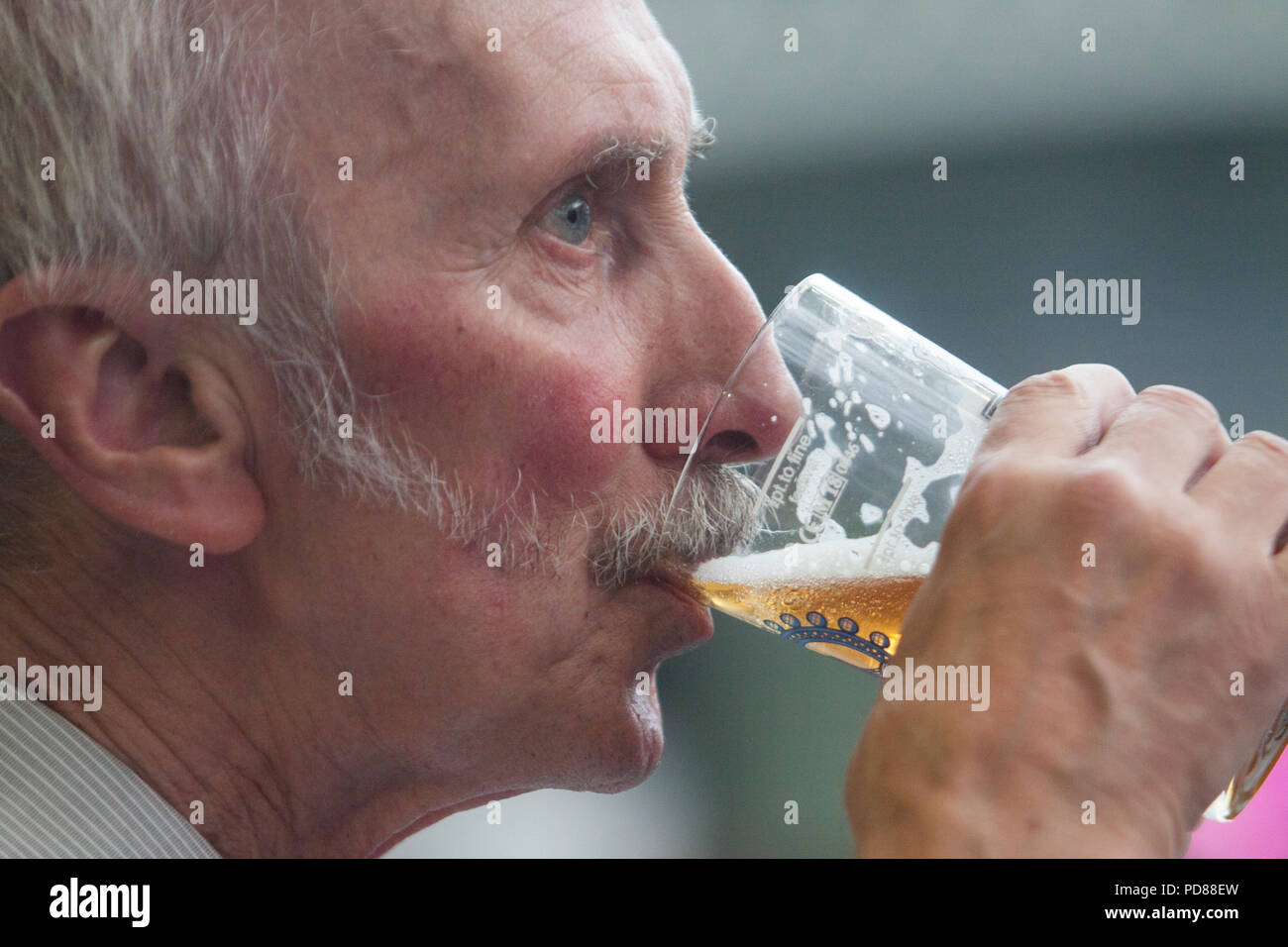 Londra REGNO UNITO. Il 7 agosto 2018. Visitatori presso la camra (campagna per Real Ale) Great British Beer Festival Gran Bretagna il più grande festival della birra al centro espositivo di Olympia. I cinque giorni della manifestazione con circa 55.000 persone che dovrebbero partecipare e dispone di oltre 900 autentiche birre e sidri provenienti da tutto il mondo. Credito: amer ghazzal/Alamy Live News Foto Stock