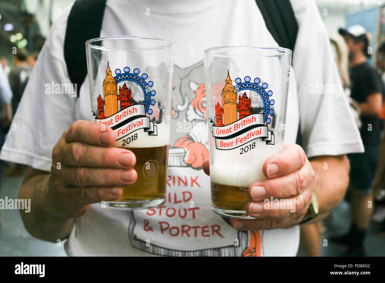 Londra REGNO UNITO. Il 7 agosto 2018. Visitatori presso la camra (campagna per Real Ale) Great British Beer Festival Gran Bretagna il più grande festival della birra al centro espositivo di Olympia. I cinque giorni della manifestazione con circa 55.000 persone che dovrebbero partecipare e dispone di oltre 900 autentiche birre e sidri provenienti da tutto il mondo. Credito: amer ghazzal/Alamy Live News Foto Stock